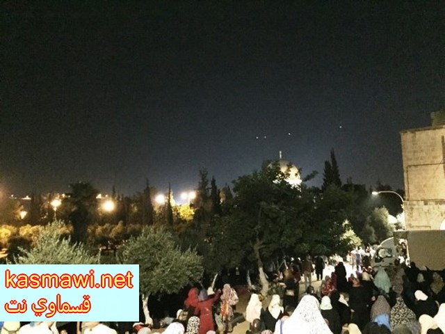 القدس: اكثر من 200 الف مصلّ يحيون ليلة القدر بالمسجد الأقصى المبارك في مدينة القدس